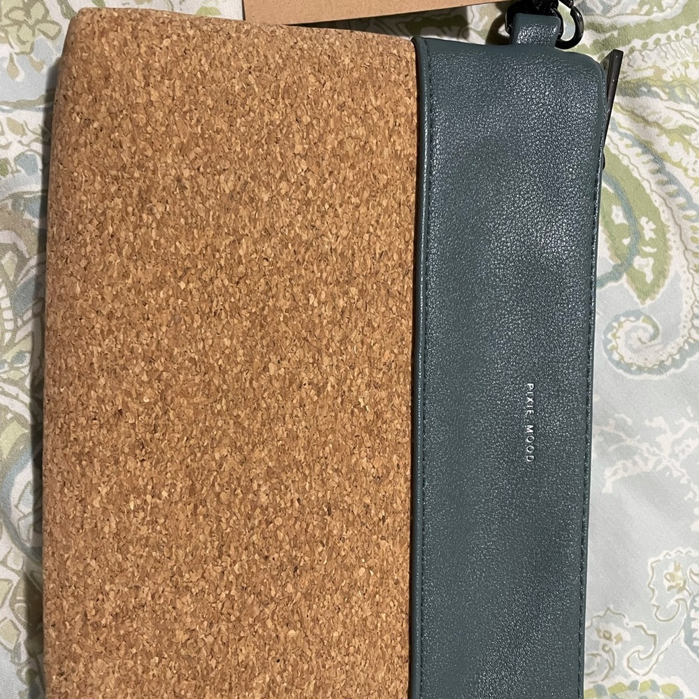 Clutch/ wristlet